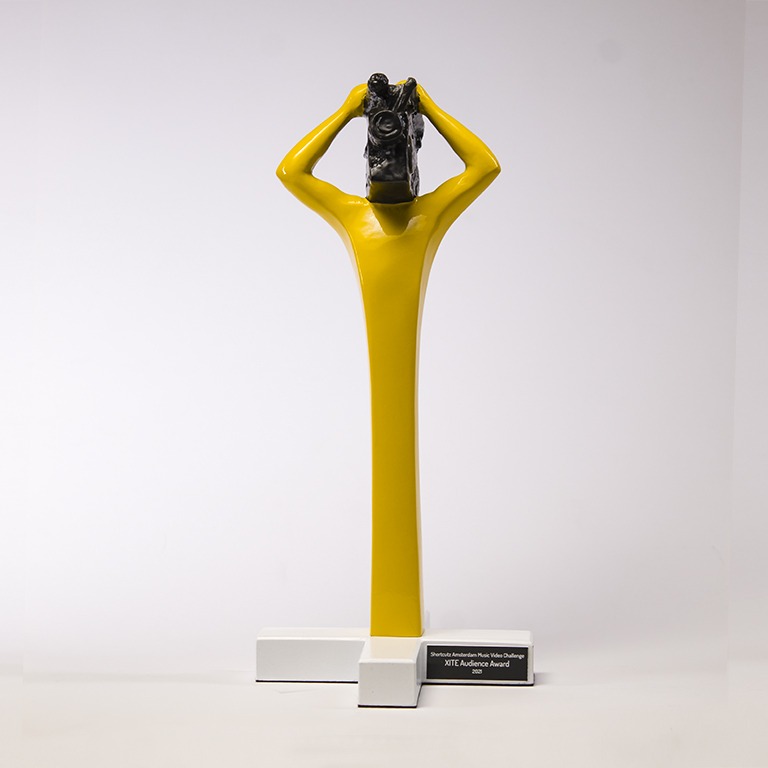 Statuetka Amsterdam Music Video Challenge z elementami kamery i sprzętu grającego