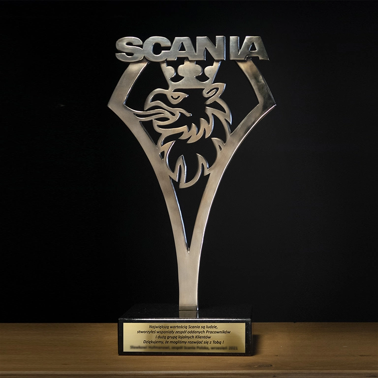Statuetka SCANIA rzeźba przedstawia lwa z logotypu firmy oraz typografię nazwy firmy