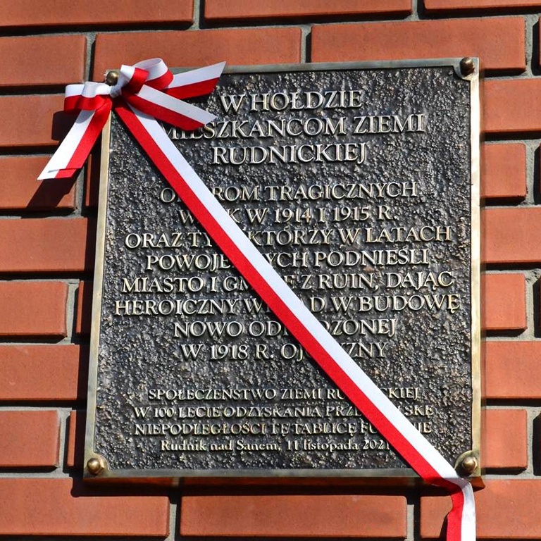 Tablica pamiątkowa z brązu, upamiętniająca ofiary tragicznych walk w Rudniku (1914-1915)