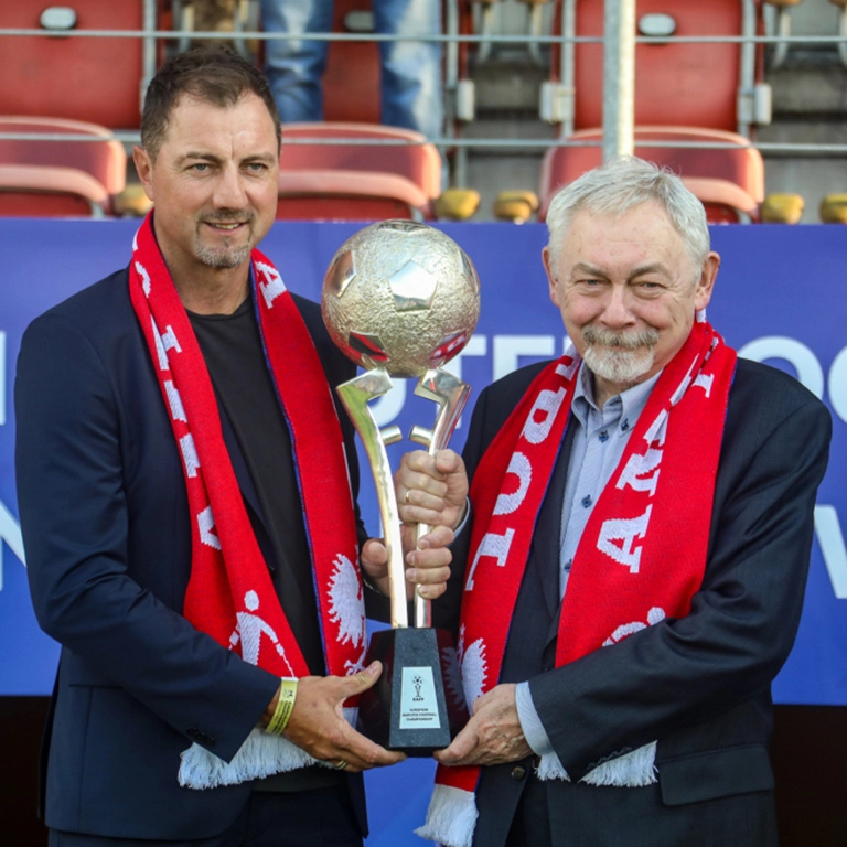 Puchar EAFF – wyjątkowe trofeum Mistrzostw Europy Amp Futbol. Trofeum EAFF dla zwycięskiej drużyny Mistrzostw Europy Amp Futbol – prezentacja na stadionie w Krakowie. Jerzy Dudek i Jacek Majchrowski.