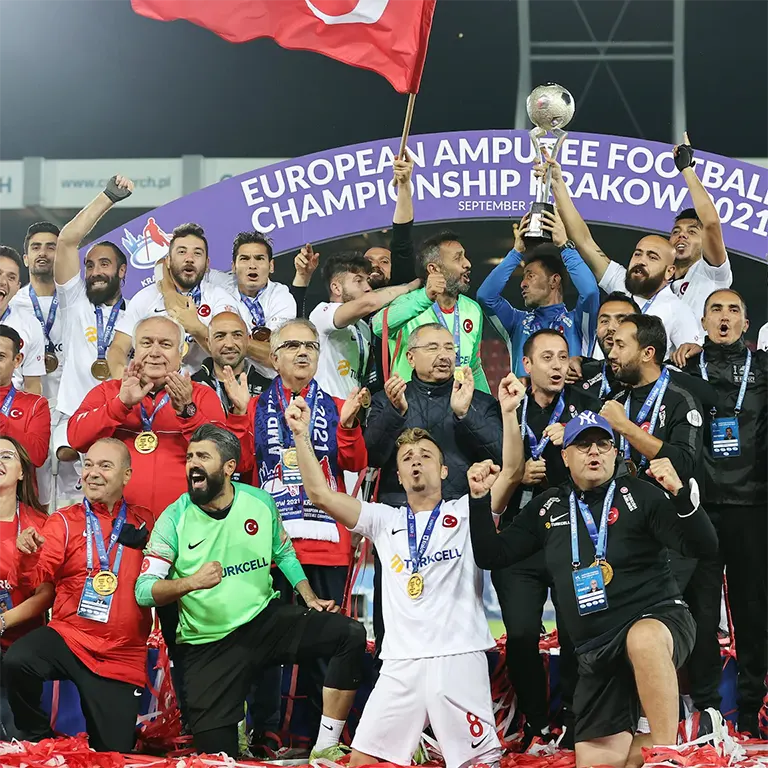 Trofeum EAFF – Turcja triumfuje w Mistrzostwach Europy Amp Futbol. Puchar EAFF na Mistrzostwa Europy Amp Futbol, zdobyty przez reprezentację Turcji.