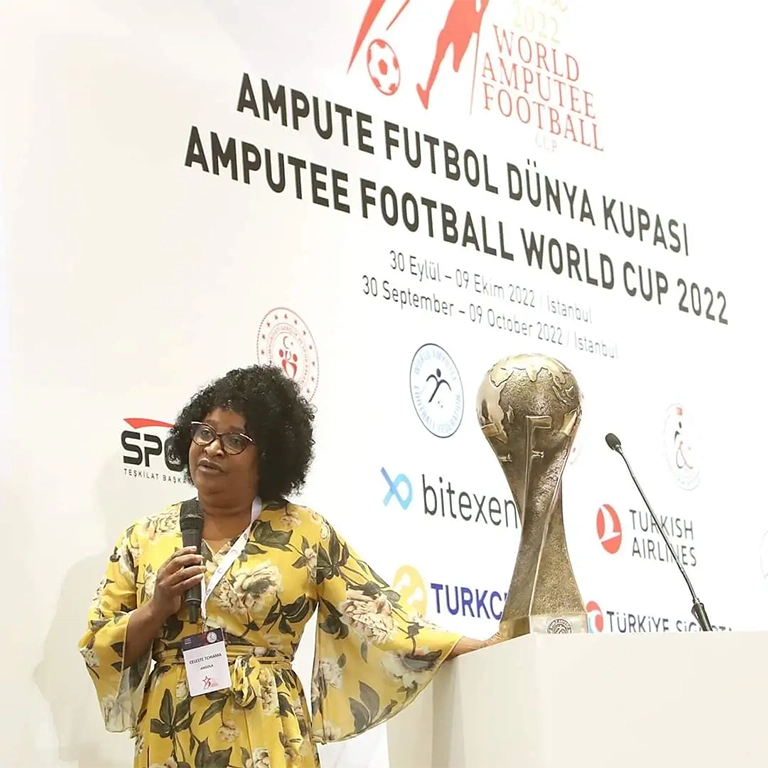 Trofeum Mistrzostw Świata w Amp Futbolu – symbol jedności i rywalizacji. Puchar z brązu na pięciokątnej podstawie, wręczony podczas Mistrzostw Świata w Amp Futbolu w 2022 roku.
