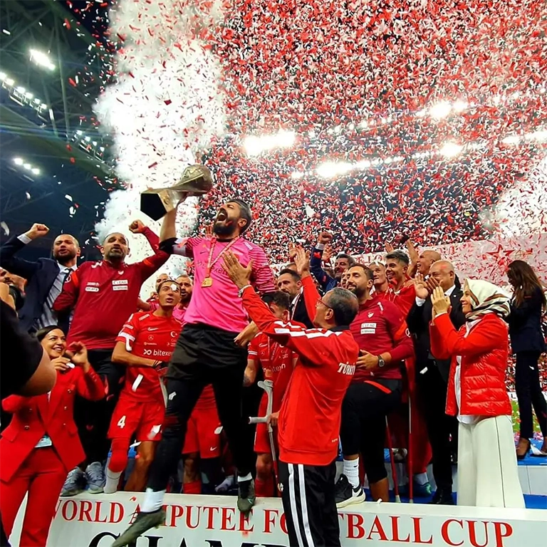 Puchar World Amputee Football Federation – rzeźba w brązie dla mistrzów. Rzeźbiony puchar z kulą ziemską i kulami sportowymi, stworzony na Mistrzostwa Świata w Amp Futbolu 2022.
