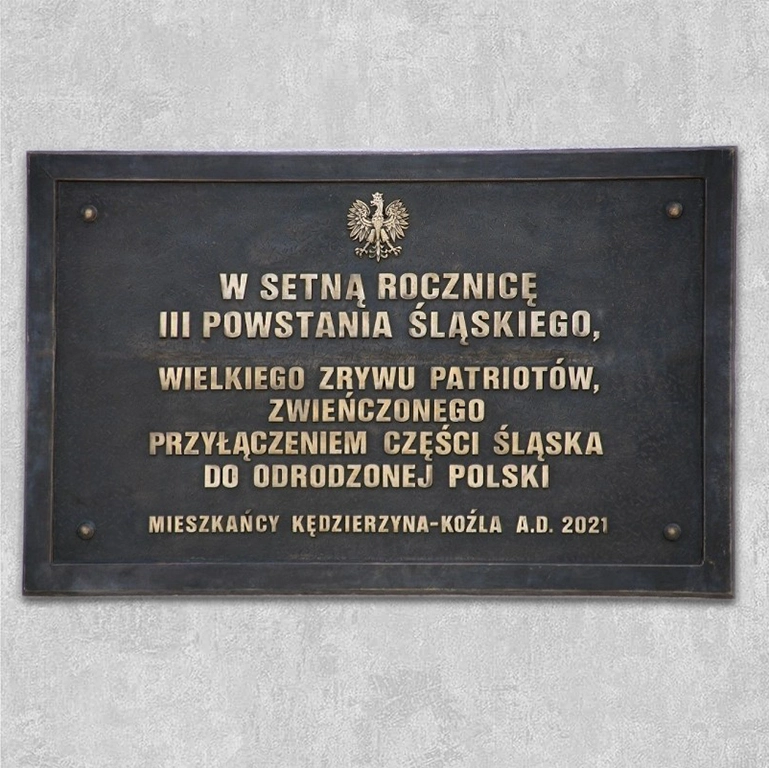 Pamiątkowa tablica liternicza z okazji 100-lecia Powstań Śląskich, dopasowana do istniejącej tablicy w Kędzierzynie-Koźlu.