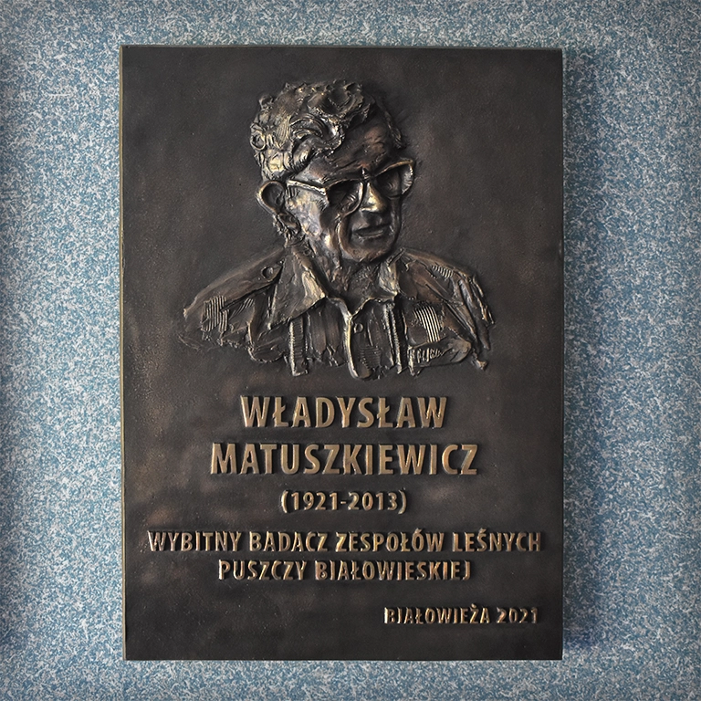 Tablica pamięci Władysława Matuszkiewicza Na tablicy znajduje się płaskorzeźba prof. Władysława Matuszkiewicza
