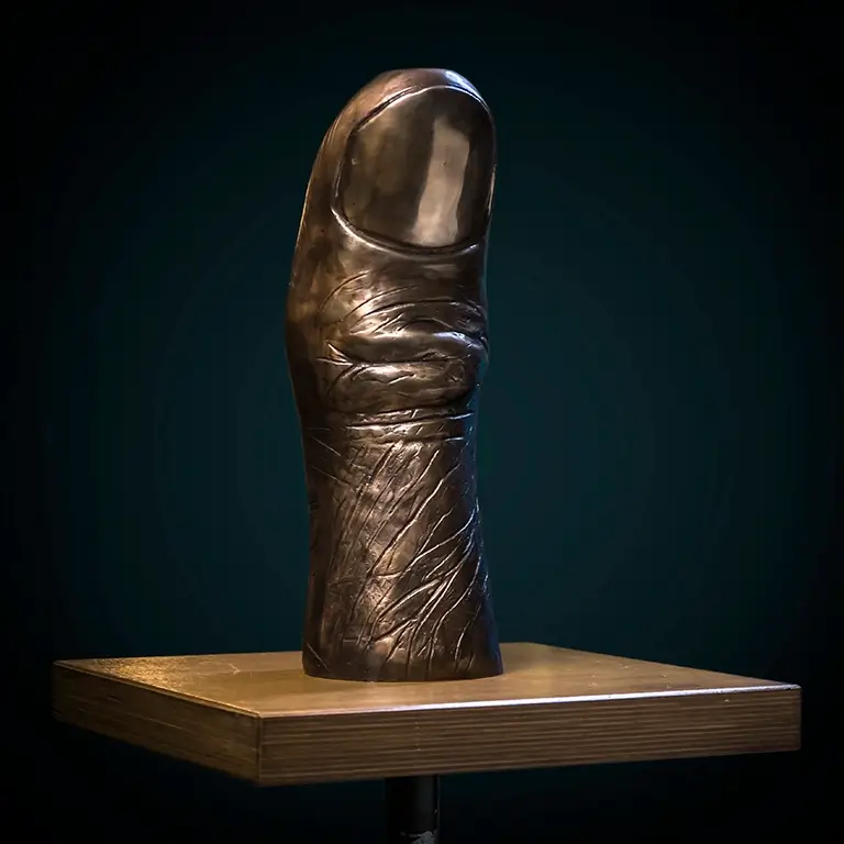 Rzeźba kciuka artysty o wysokości 40 cm – hołd dla kreatywności i siły symboli w kulturze.
