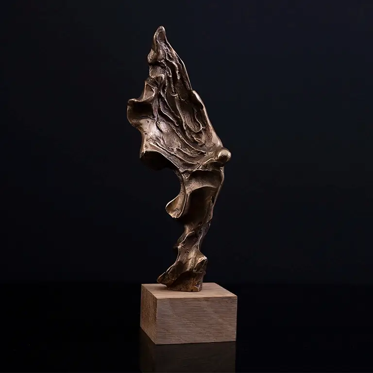 Statuetka symbolizująca trzecie miejsce. Rzeźba Maciej Müller Statuetka „Powiew zwycięstwa” w brązowej wersji, symbolizująca trzecie miejsce.
