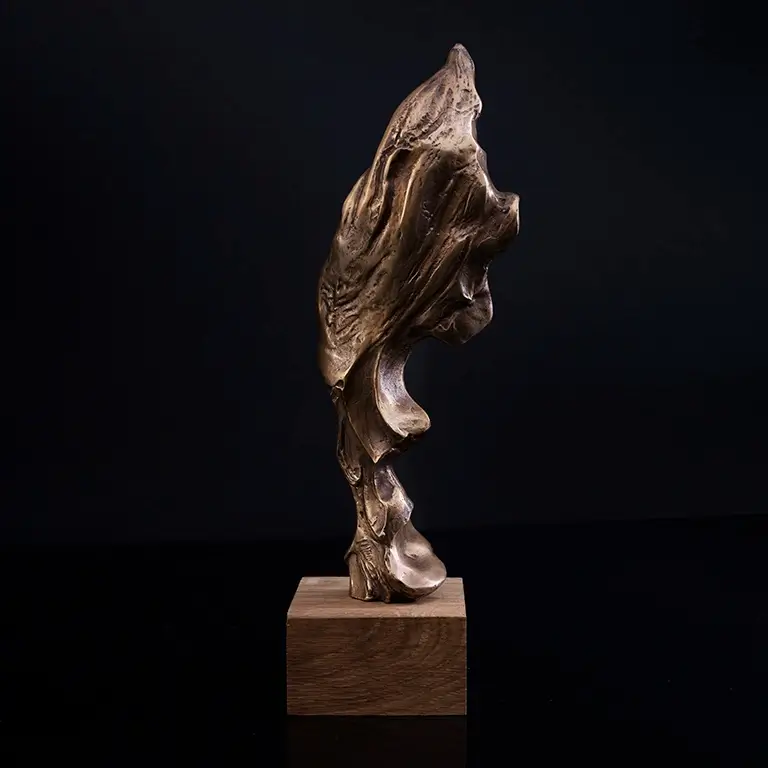 Brązowa wersja statuetki „Powiew zwycięstwa” – symbol trzeciego miejsca, triumf nad rywalami. Statuetka „Powiew zwycięstwa” w brązowej wersji, symbolizująca trzecie miejsce.