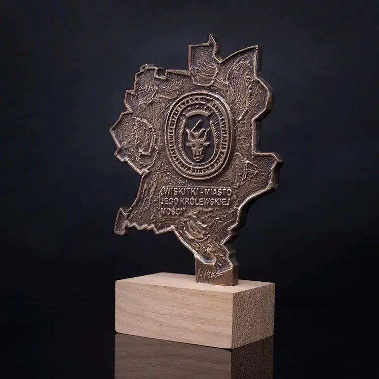 Statuetka upamiętniająca zasługi dla rozwoju gminy Wiskitki, ukazująca mapę obszaru.