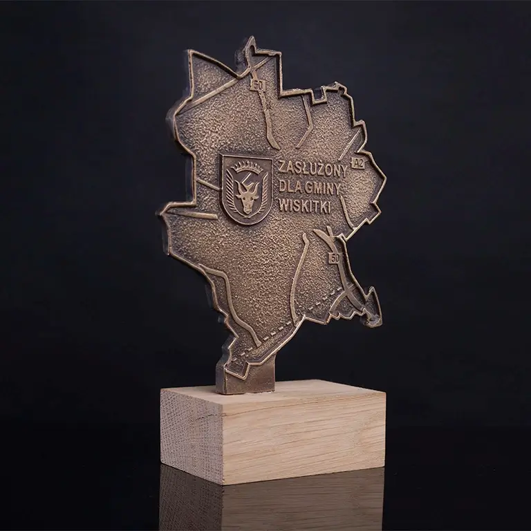 Statuetka upamiętniająca zasługi dla rozwoju gminy Wiskitki, ukazująca mapę obszaru.