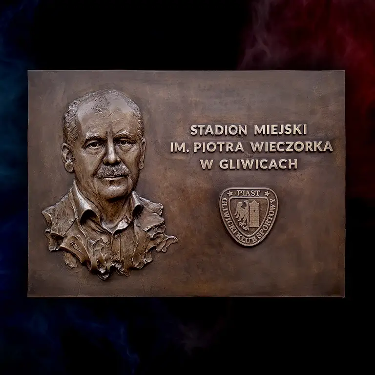 Tablica pamiątkowa Piotra Wieczorka w Gliwicach, poświęcona jego zasługom dla miasta i sportu.