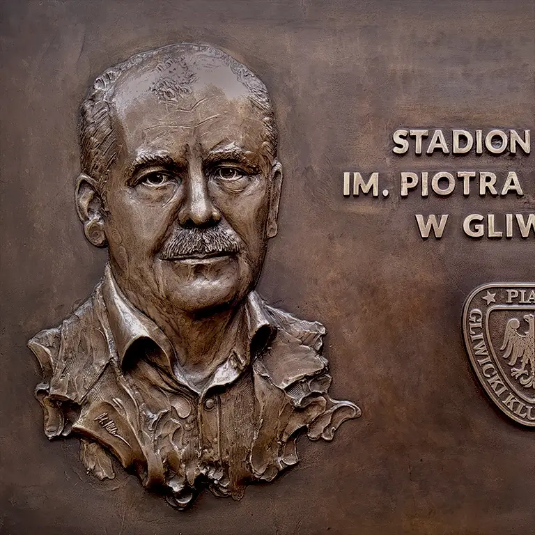 Tablica pamiątkowa Piotra Wieczorka na stadionie miejskim w Gliwicach.