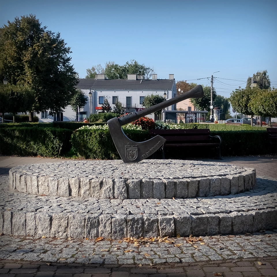 Rzeźba topora na rynku w Wiskitkach, symbol miasta i jego 800-letniej historii.