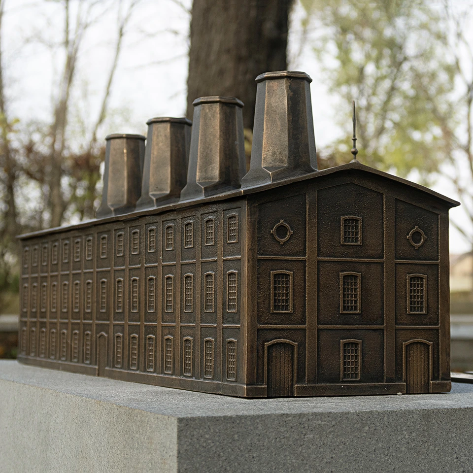 Miniatura Cementowni Jaworzno w brązie, prezentująca halę pieców szybowych z końca XIX wieku.