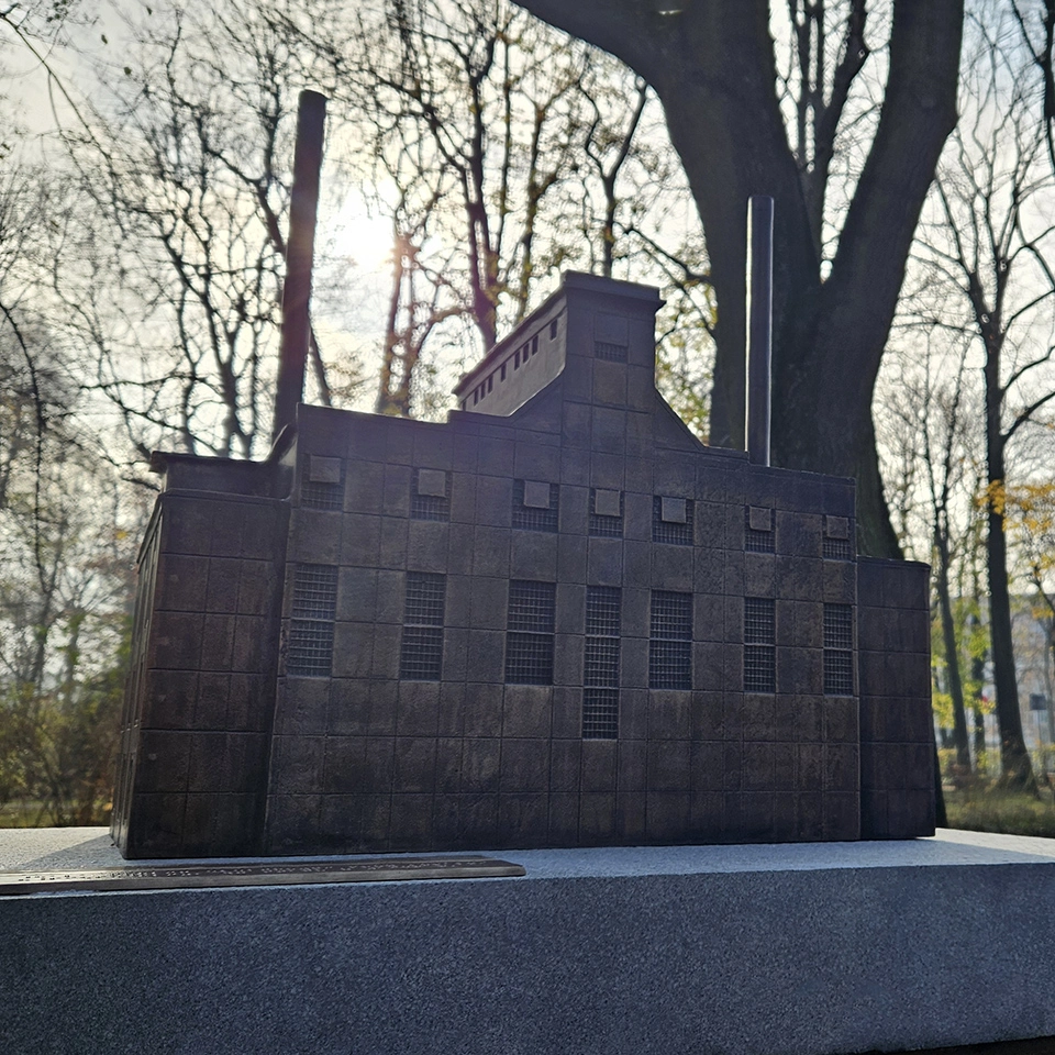 Makieta z brązu elektrowni kopalni „Piłsudski” z 1936 roku – element wystawy „Historia Zagłębia Krakowskiego w miniaturze” obok Muzeum Miasta Jaworzna.