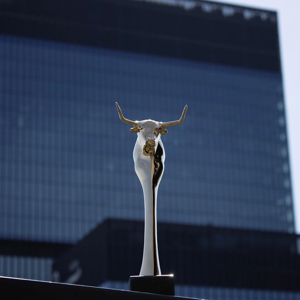 Wyjątkowa rzeźba byka w złotym wykończeniu – dla liderów finansów. Złota statuetka byka – dynamiczna rzeźba symbolizująca wzrosty na giełdzie papierów wartościowych.