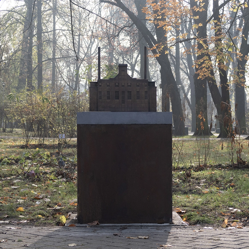 Miniatura elektrowni kopalni „Piłsudski” z 1936 roku, będąca częścią plenerowej ekspozycji w parku przy ulicy Pocztowej w Jaworznie.