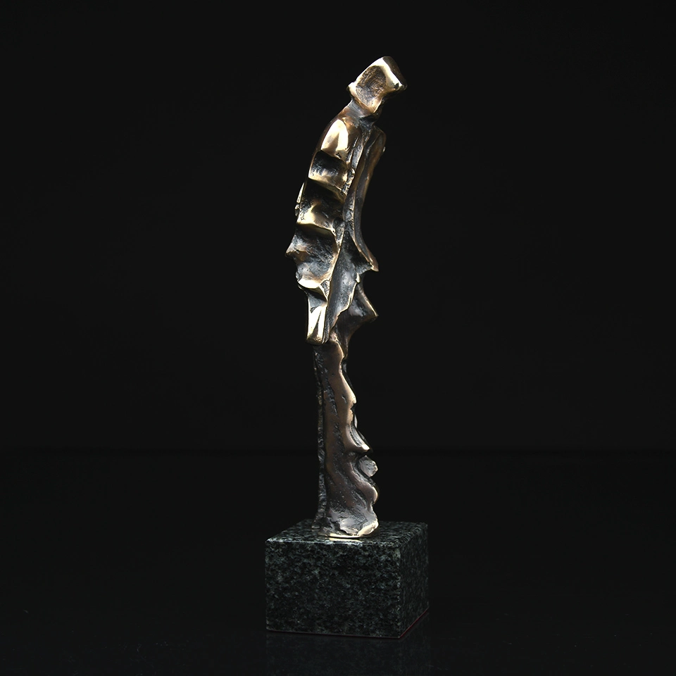 Statuetka okolicznościowa dla gościa specjalnego, prof. Jerzego Buzka, charakteryzująca się elegancką, wertykalną formą.