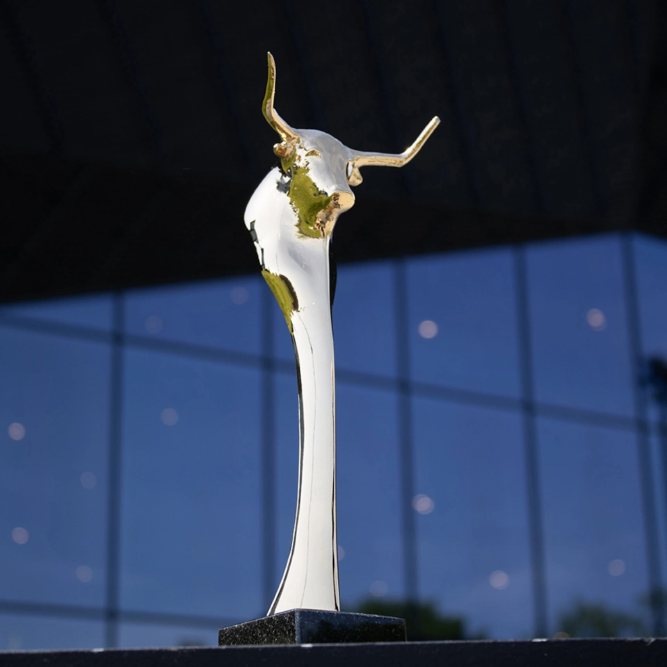 Złota statuetka byka – elegancja i optymizm inwestycyjny. Elegancka statuetka byka, inspirowana rynkiem finansowym, jako wyraz optymizmu i energii.