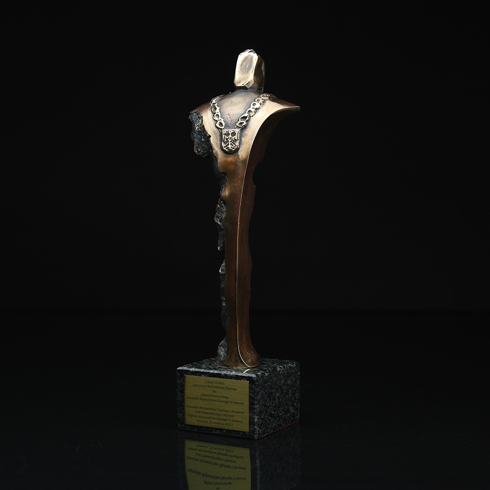 Statuetka wręczona podczas obchodów 25-lecia Samorządu Województwa Śląskiego, nawiązująca do insygniów marszałkowskich i tożsamości regionu.