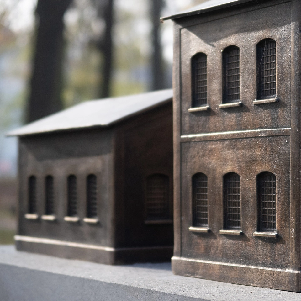 Historyczna miniatura wieży szybu „Helena” z 1902 roku, prezentująca przemysłową przeszłość Jaworzna w ramach ekspozycji „Historia Zagłębia Krakowskiego w miniaturze”.