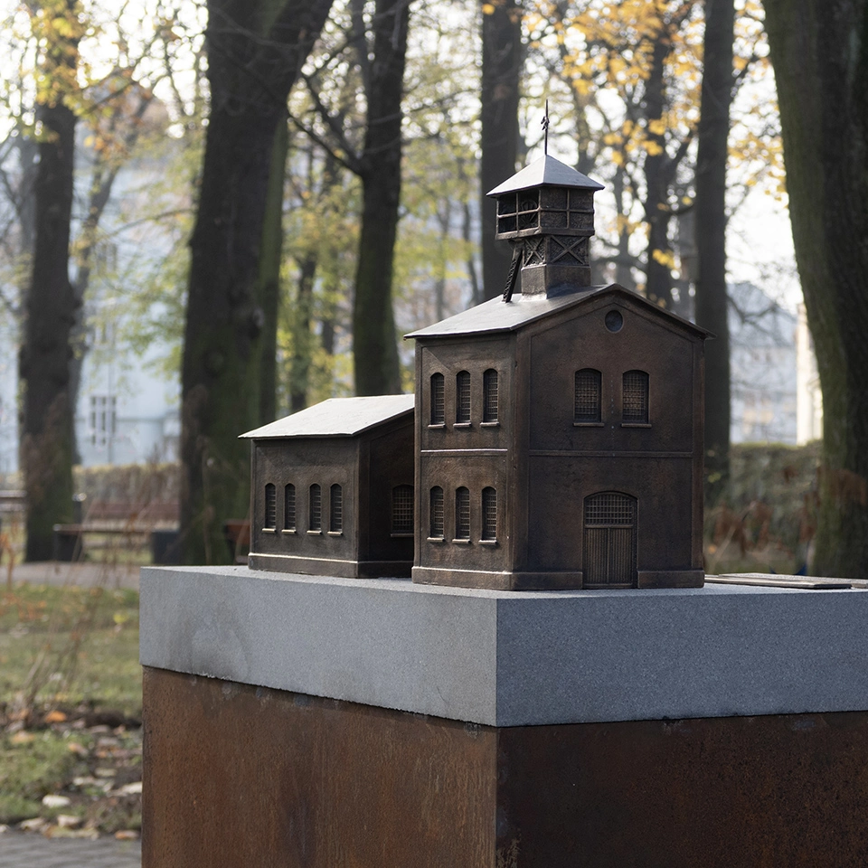 Metalowa makieta wieży wyciągowej i budynku maszyny wyciągowej szybu „Helena” z kopalni „Fryderyk August” – eksponat w parku obok Muzeum Miasta Jaworzna.