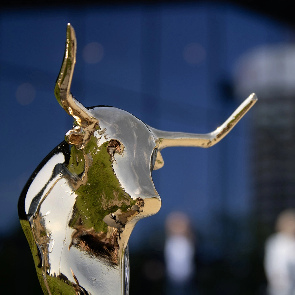 Statuetka byka – symbol hossy na rynkach finansowych. Statuetka byka w kolorze złota, symbolizująca siłę i hossę na giełdzie papierów wartościowych.