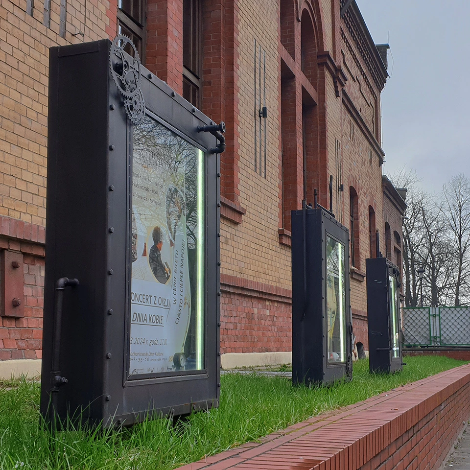 Industrialny design w praktyce – gablota w stylu steampunk. Rzeźbiarz Maciej Müller. Steampunkowe gabloty w stylu steampunk, prezentująca informacje i wzbogacająca przestrzeń domu kultury.
