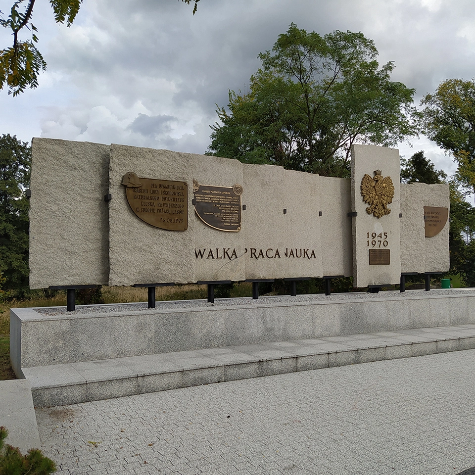 Tablica pamięci poległych saperów z 6. batalionu Powietrznodesantowego, umieszczona na „skrzydle” Pomnika Zwycięstwa w Kuźni Raciborskiej.
