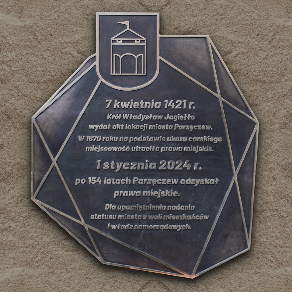 Tablica pamiątkowa w Parzęczewie upamiętniająca odzyskanie praw miejskich Parzęczewa po 154 latach