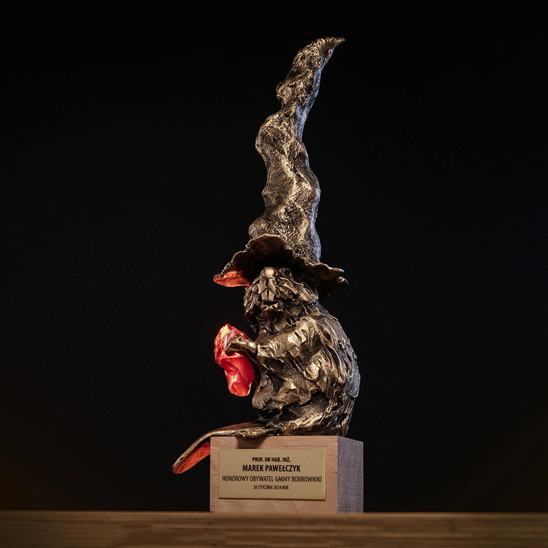 Statuetka bobr. Gmina Bobrowniki honorowy obywatel prof Marek Pawełczyk